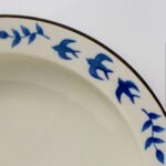 tsubane 日本美濃燒燕子深盤周邊有藍色的燕子和葉子裝飾